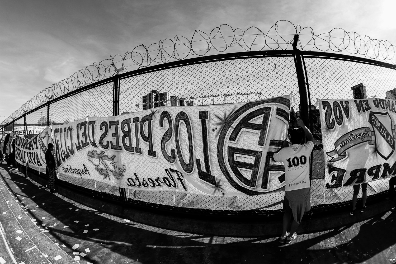 Fotos das torcidas em All Boys x Santamarina